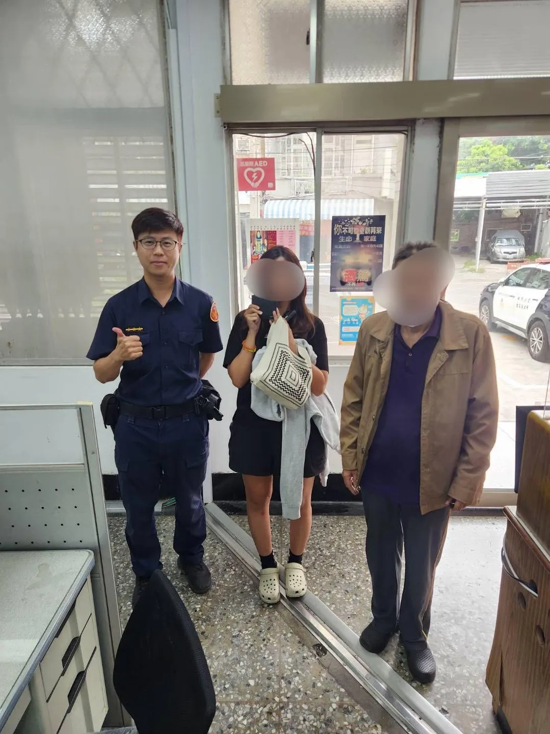 潘女開心的和員警及老翁拍照留念。(圖/警方提供)