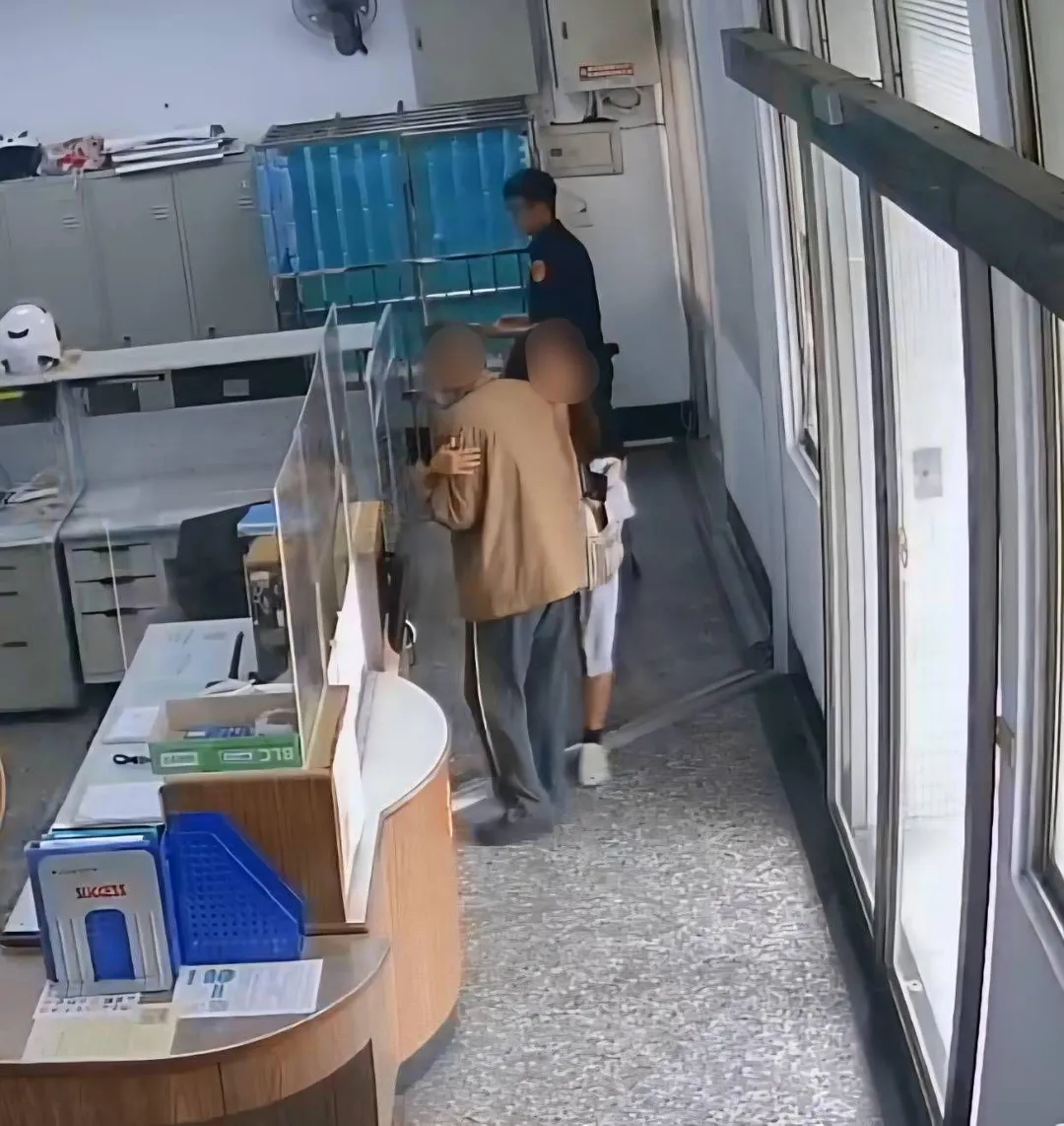 女軍官喜極而泣地擁抱熱心老翁。(圖/警方提供)