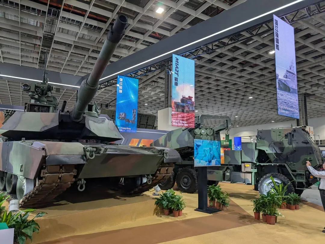 國防館展示的M1A2T戰車(圖左)、HIMARS高機動砲兵火箭系統。(圖/宋玉寧攝)