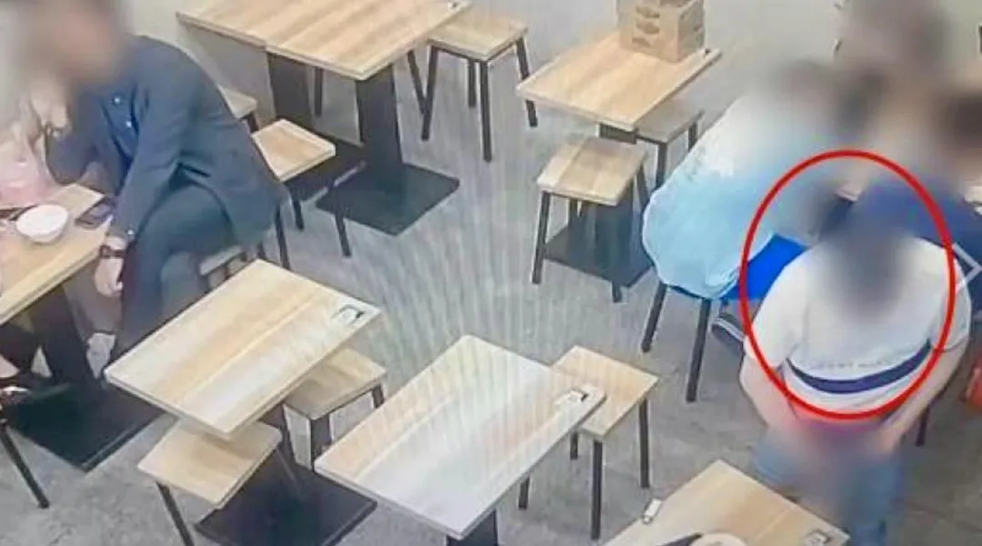 醉男在餐廳內脫褲子直接尿尿。（圖／翻攝畫面）