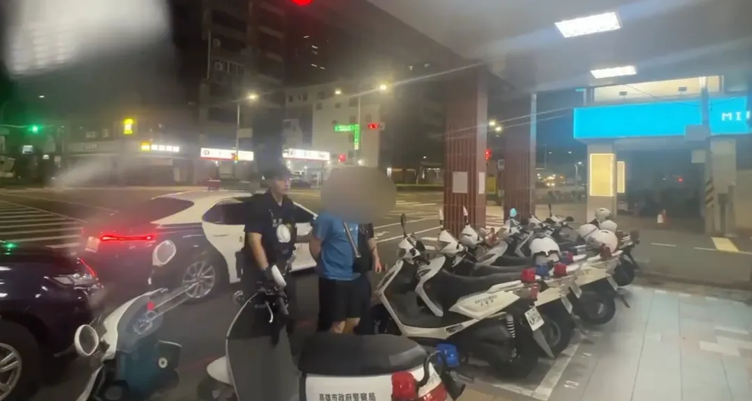 李姓男子在超商偷拍陌生女子被發現，被帶回警局偵訊。（圖/警方提供）