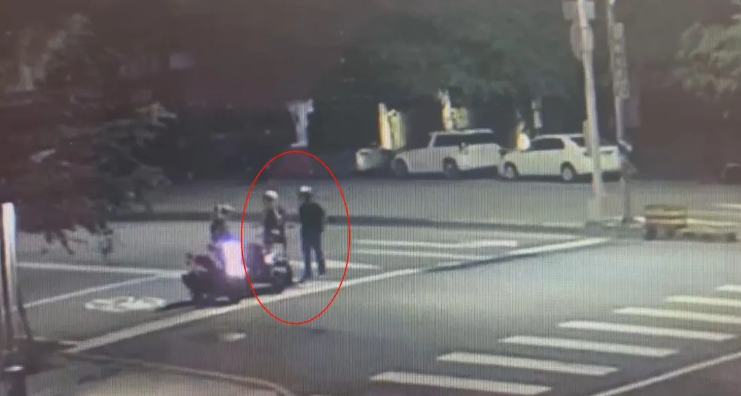 台中陳姓男大生和林姓好友酒駕上路，看到巡邏員警竟熄火互換座位，當場被識破。（圖/警方提供）