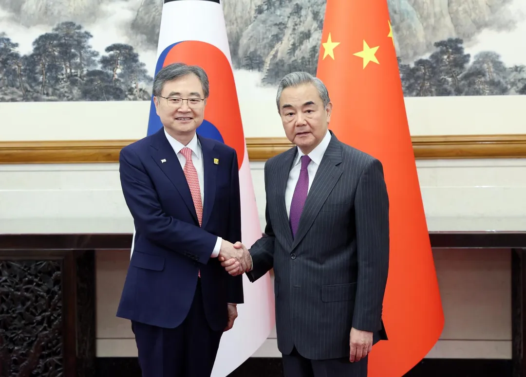 大陸外交部長王毅17日在北京與南韓外長趙顯舉行會談。（圖／新華社）