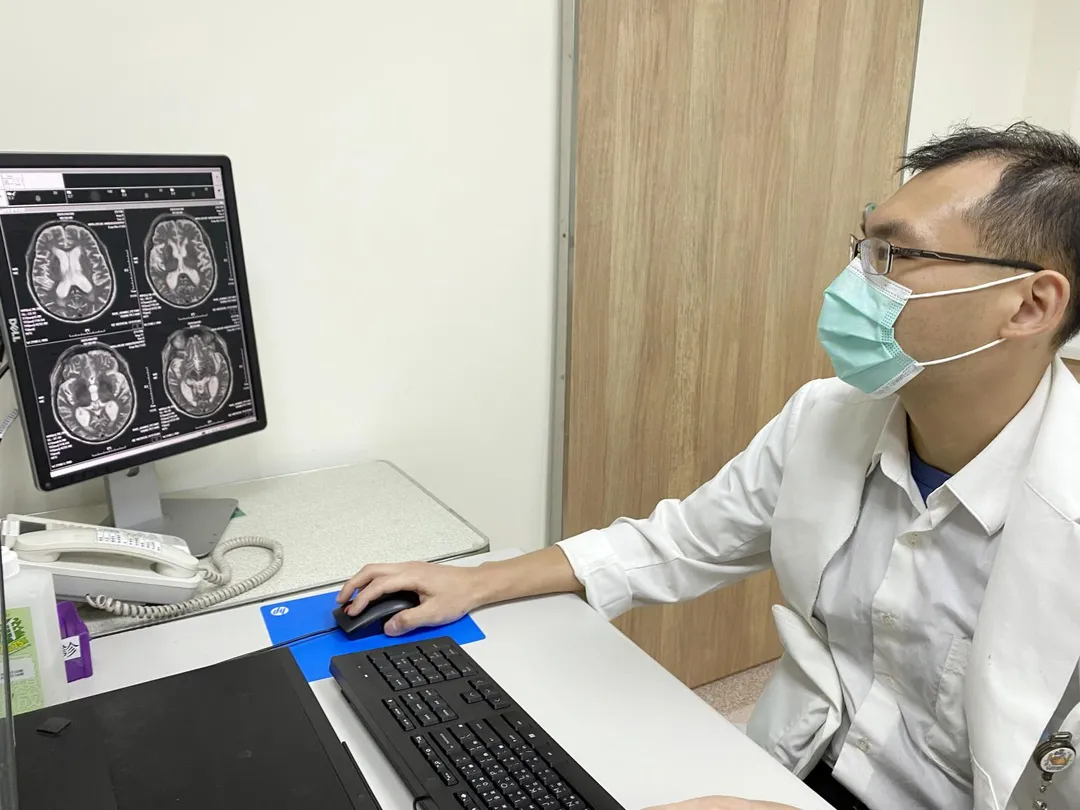 臺中榮總感染科醫師陳永峻指出，透過通盤檢查判讀，確認病人非失智而是感染隱球菌腦膜炎。（圖／台中榮總）