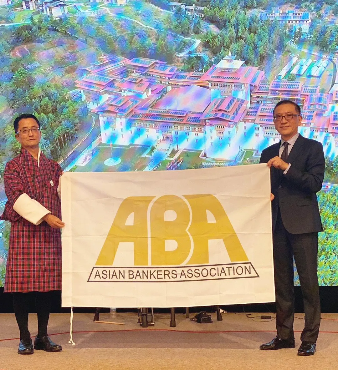 第41屆ABA會員大會暨研討會於不丹圓滿落幕，期間亦推選不丹銀行董事長Thinley Namgyel（左）為新任會長，甫卸任之ABA會長、中國信託金控副董事長吳一揆（右）交接會旗。(圖／ABA提供)