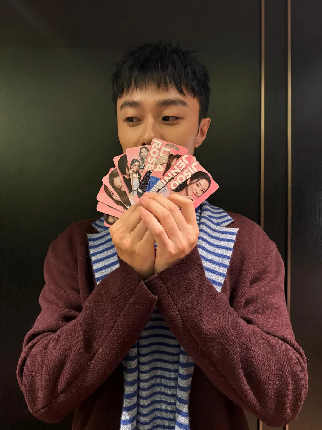 韓國粉絲送上BLACKPINK應援禮寵壞施柏宇。（圖／施柏宇工作室 提供）