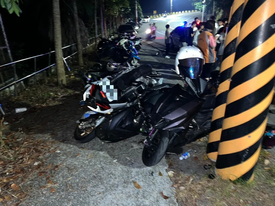 台中一名男大生騎機車失控衝撞路邊機車,嚇壞看夜景民眾。(圖/警方提供)