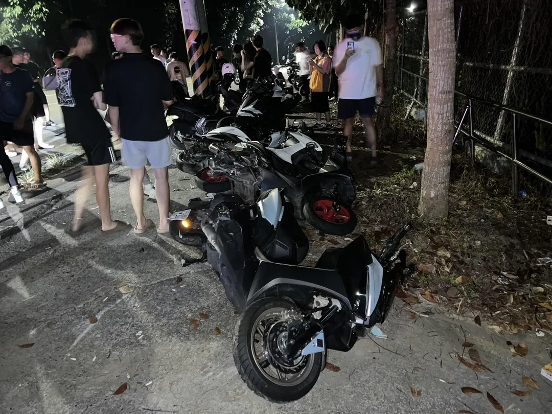 台中一名男大生騎機車失控衝撞路邊機車,波及路邊6輛機車。(圖/警方提供)