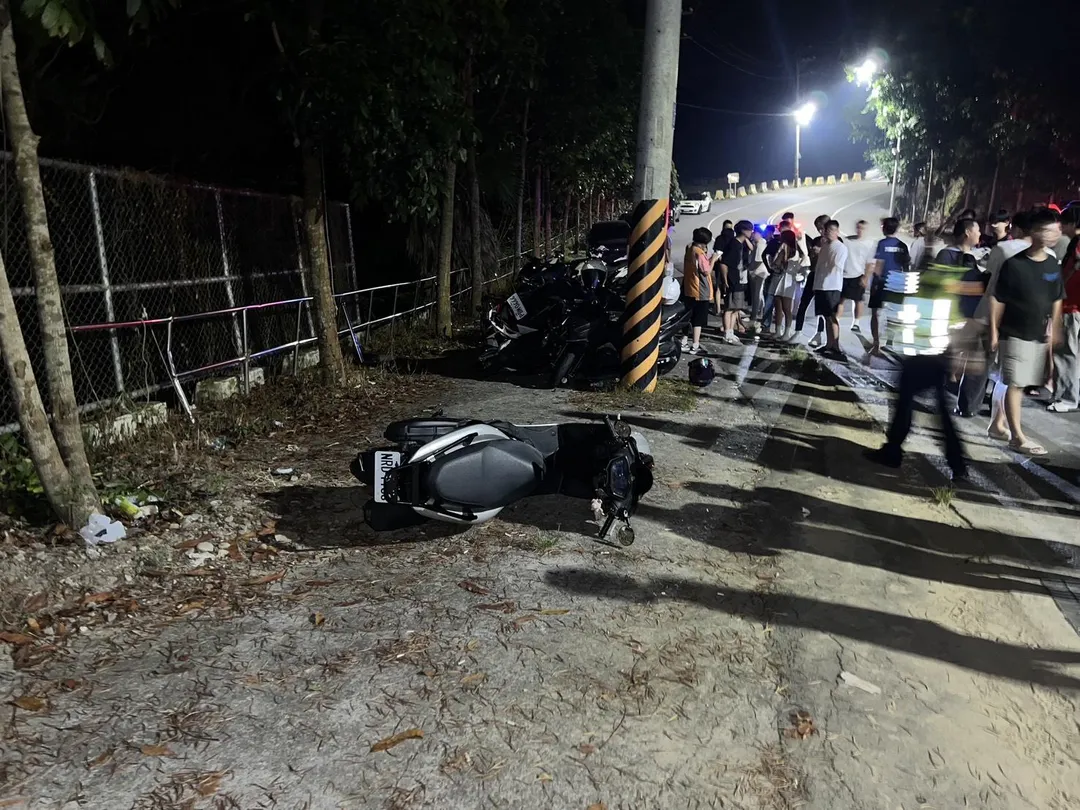 台中一名男大生騎機車失控衝撞路邊機車,疑似因為操作不慎導致。(圖/警方提供)