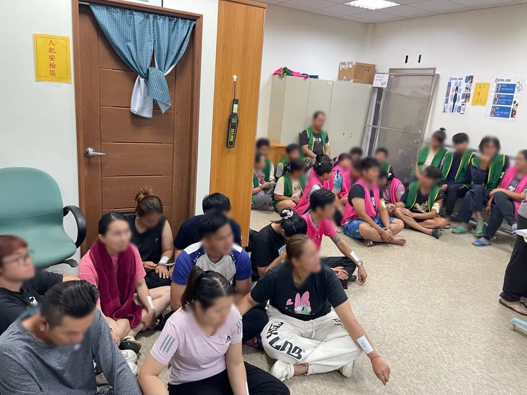 移民署會同警方前往黑工宿舍查緝，總共查獲超過60名非法外籍移工。（圖/移民署提供）