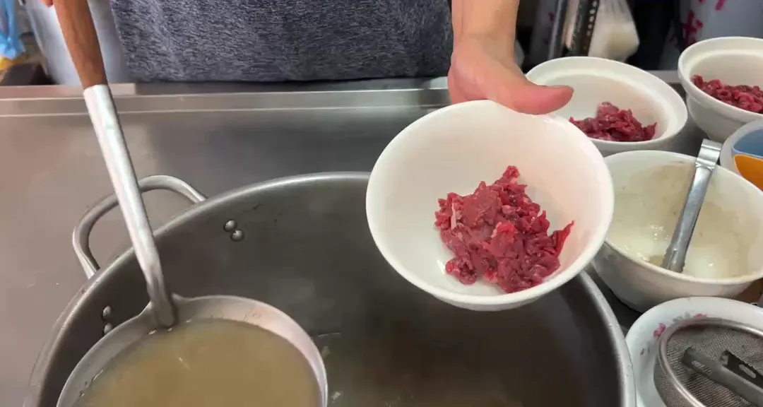 一名六、七十歲的台南富二代因長期習慣以牛肉湯當作早餐，確診大腸癌。（圖／中天新聞）