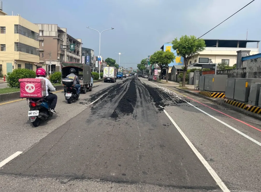 台中一輛滿載泥土的大貨車行經中清路時，車斗泥土沿路掉落，造成一名騎士摔車受傷。（圖/警方提供）