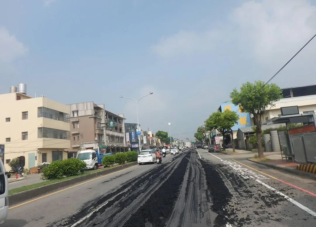台中一輛滿載泥土的大貨車行經中清路時，車斗泥土沿路掉落，造成一名騎士摔車受傷。（圖/警方提供）