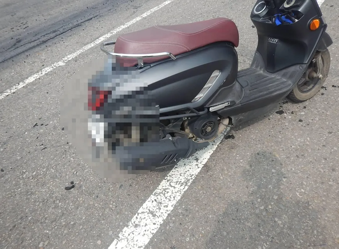 台中一輛滿載泥土的大貨車行經中清路時，車斗泥土沿路掉落，造成一名騎士摔車受傷。（圖/警方提供）