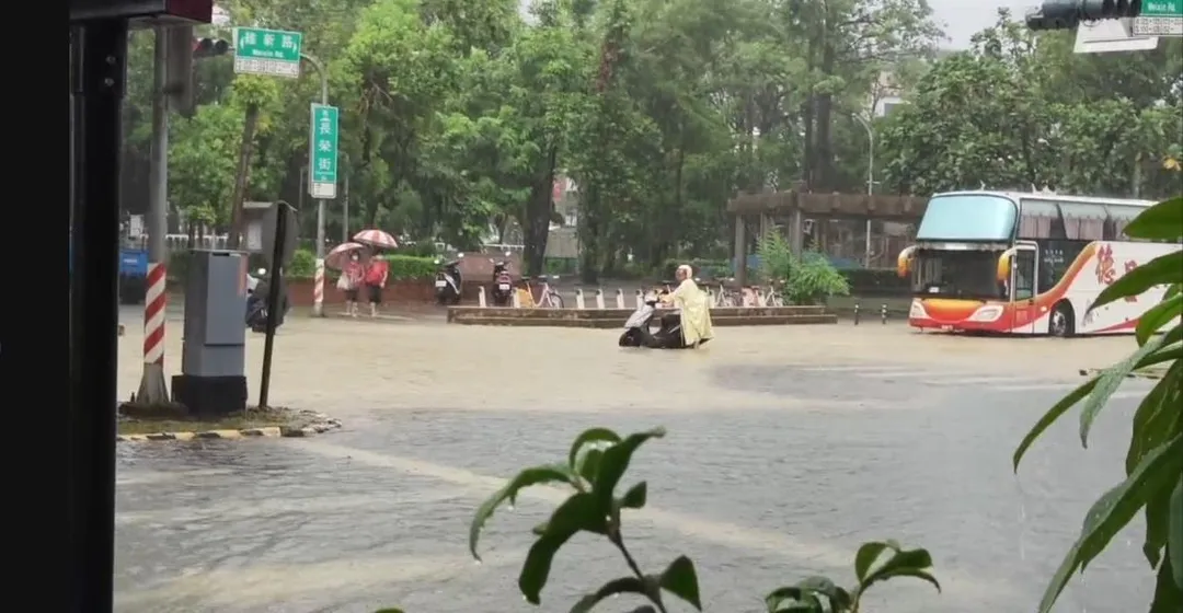 嘉義市今(18)日午後遭遇大雷雨襲擊,因排水系統無法負荷,導致市區多處道路出現積水情形。(圖/翻攝畫面)