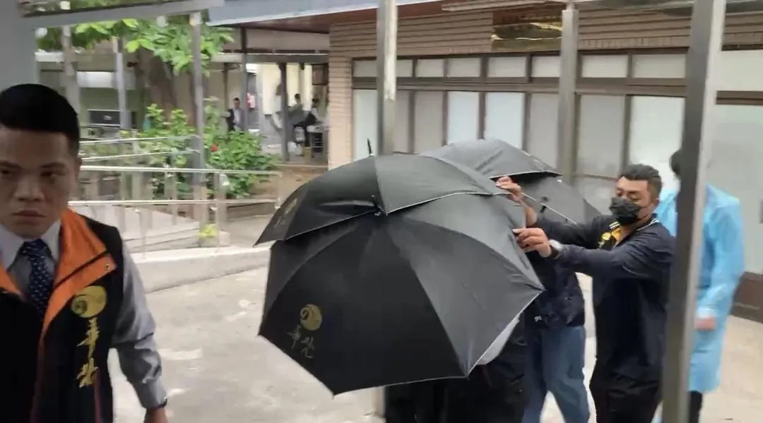 顏女今解剖家屬現身殯儀館。(圖/翻攝畫面)