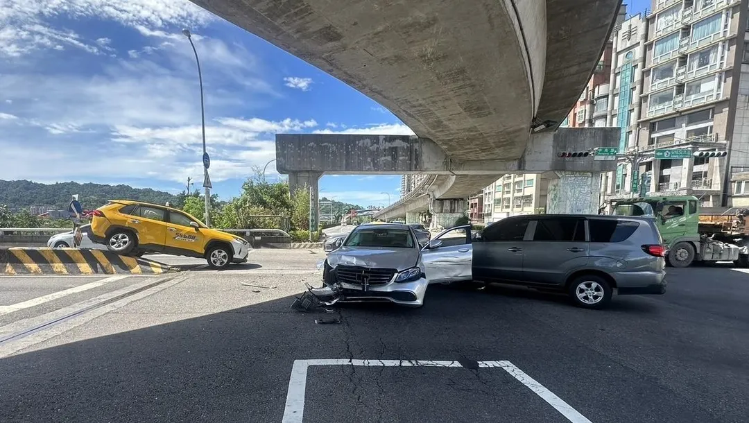 新北市新店今發生一起嚴重車禍。(圖/翻攝畫面)