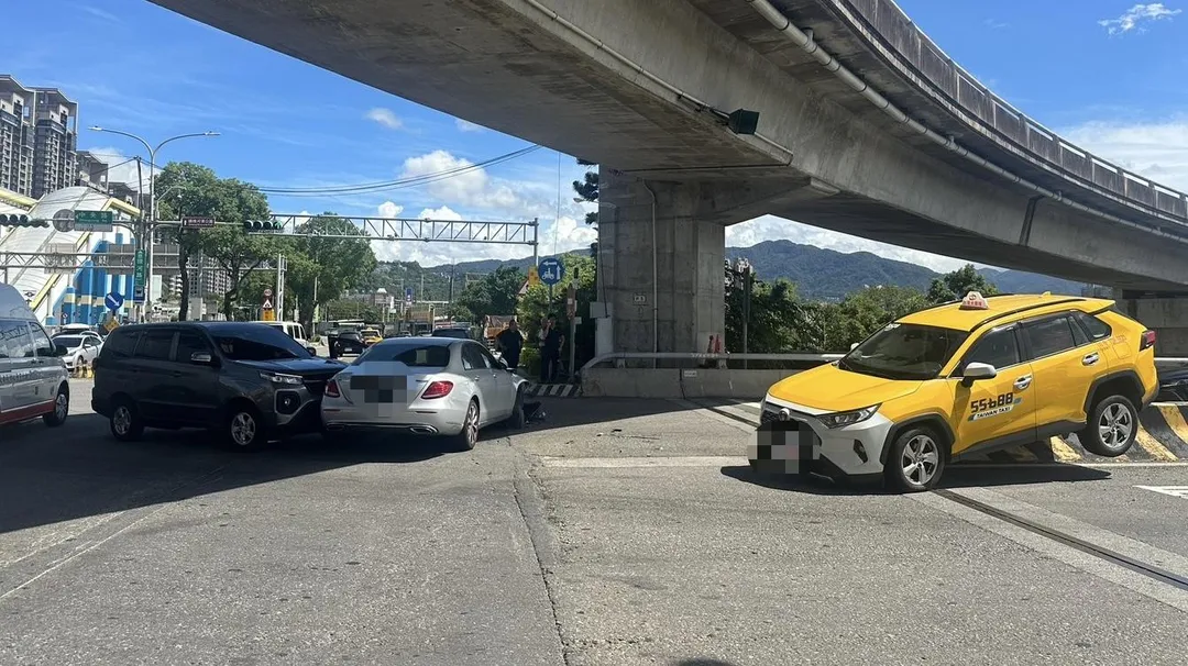 計程車被撞上分隔島。(圖/翻攝畫面)