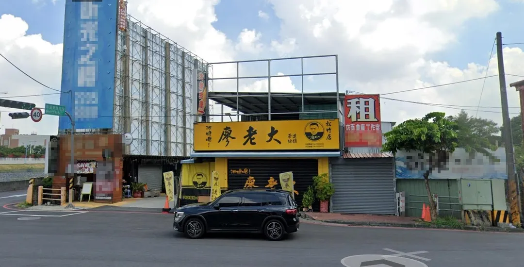 台中市北屯區一間廖老大阿娘喂手搖飲松竹店，日前發生招牌遭BB彈射擊事件。（圖／Google街景圖）