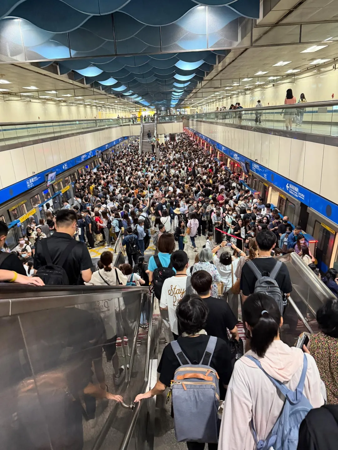 板南線出現異常，大批人潮塞爆月台。（圖／Threads網友pennychiang0924授權提供）