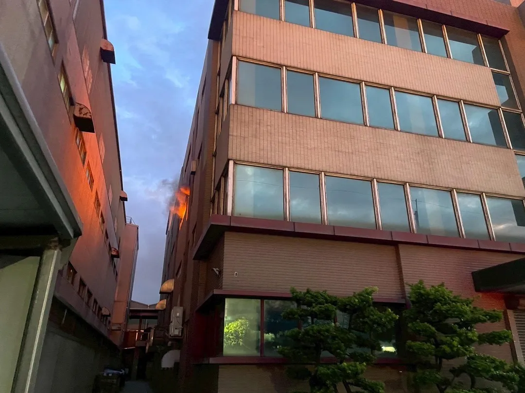 桃園市中壢區一處電鍍工廠清晨5時許發生火警。（圖／消防局提供）