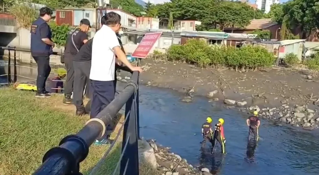 警方搜索紅樹林一帶王婦遺體。(圖/翻攝畫面)