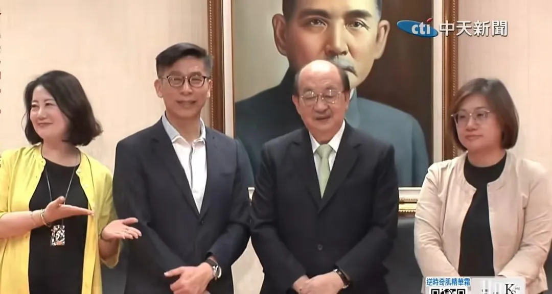 民進黨團大會。卸任幹事長吳思瑤（左起）、新任幹事長鍾佳濱、總召柯建銘、書記長陳培瑜續任。（中天新聞）