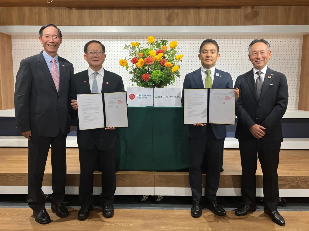 臺日合作打造養生村,由台灣人壽莊中慶總經理(左起)、中國信託樂活董事長陳國恩、日本東急E-LIFE DESIGN代表取締役社長大柴信吾、東急不動產取締役常務執行役員丹下慎也代表簽約。(圖/台灣人壽提供)
