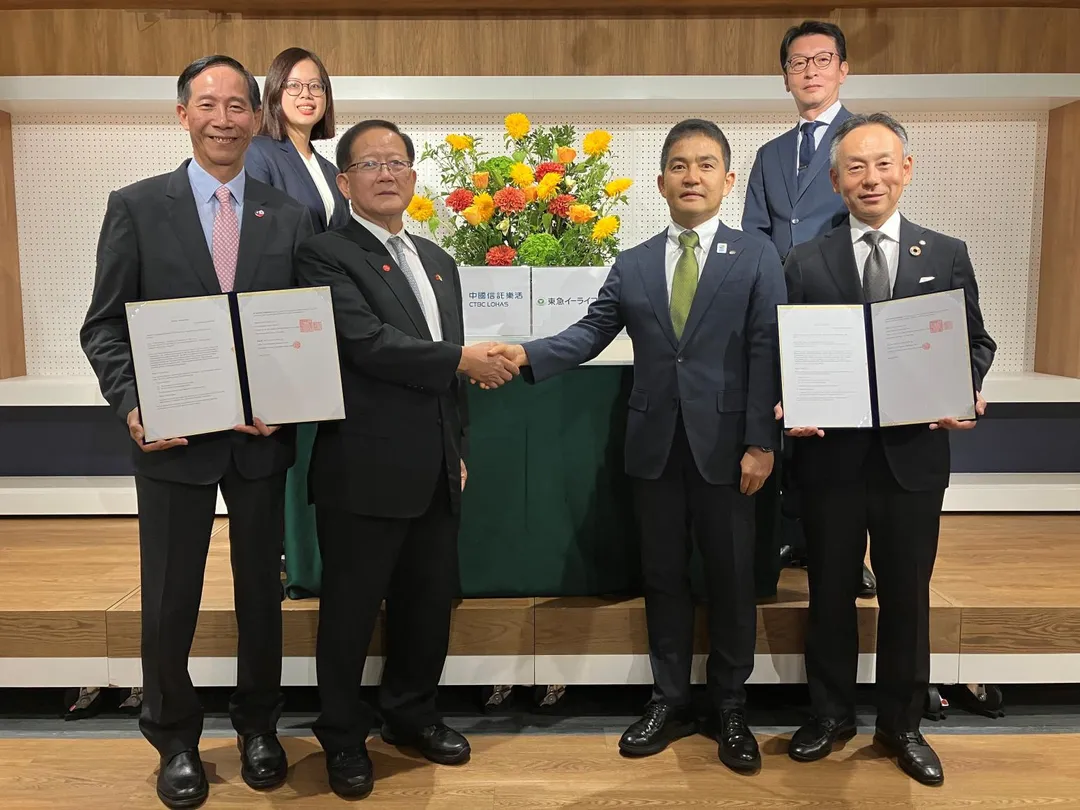 臺日合作打造養生村,由台灣人壽莊中慶總經理(前排左起)、中國信託樂活董事長陳國恩、日本東急E-LIFE DESIGN代表取締役社長大柴信吾、東急不動產取締役常務執行役員丹下慎也代表簽約。(圖/台灣人壽提供)