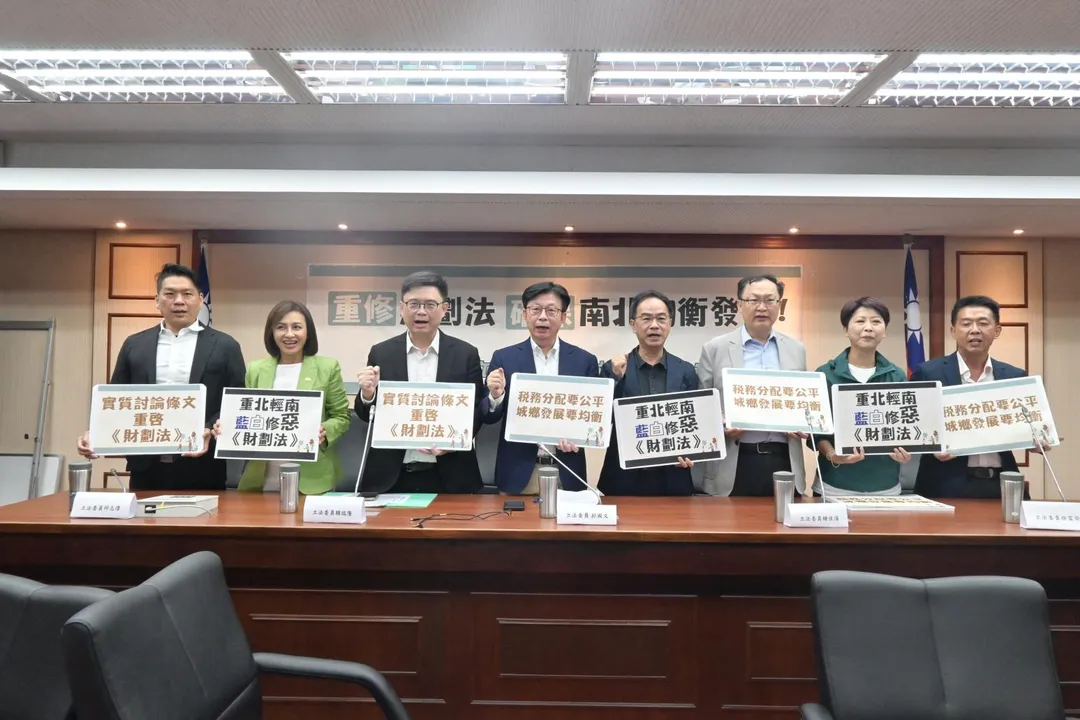 民進黨立委陳亭妃(右二)不請自來。(郭國文辦公室提供)