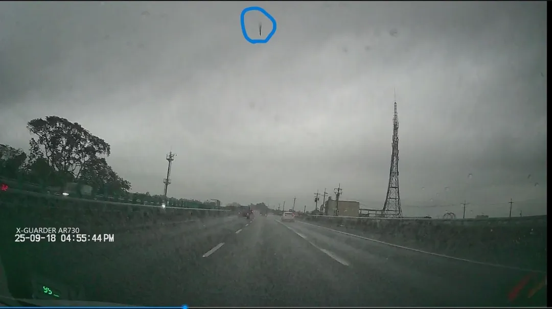 一名徐姓男子駕車行經該路段時，突然遭一支從天而降的金屬鐵鉗擊中，直接砸穿駕駛座前方擋風玻璃。（圖／中天新聞）