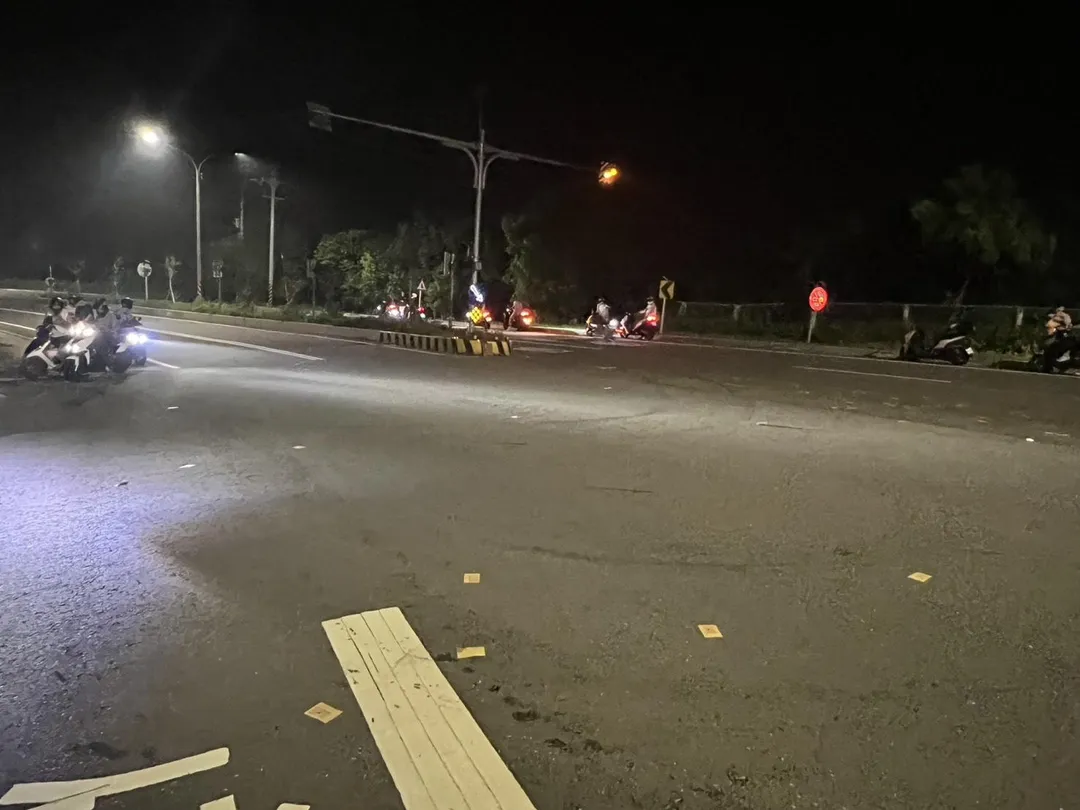 苗栗一名騎士邊騎車邊灑冥紙,被警方依社維法送辦。(圖/警方提供)