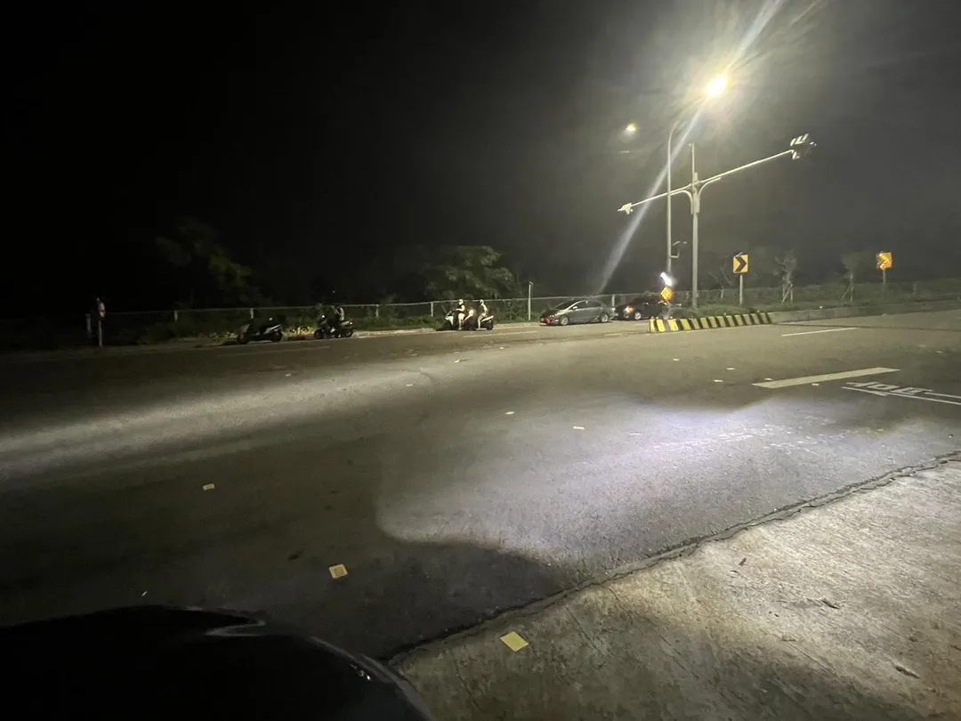 苗栗一名騎士邊騎車邊灑冥紙,被警方依社維法送辦。(圖/警方提供)