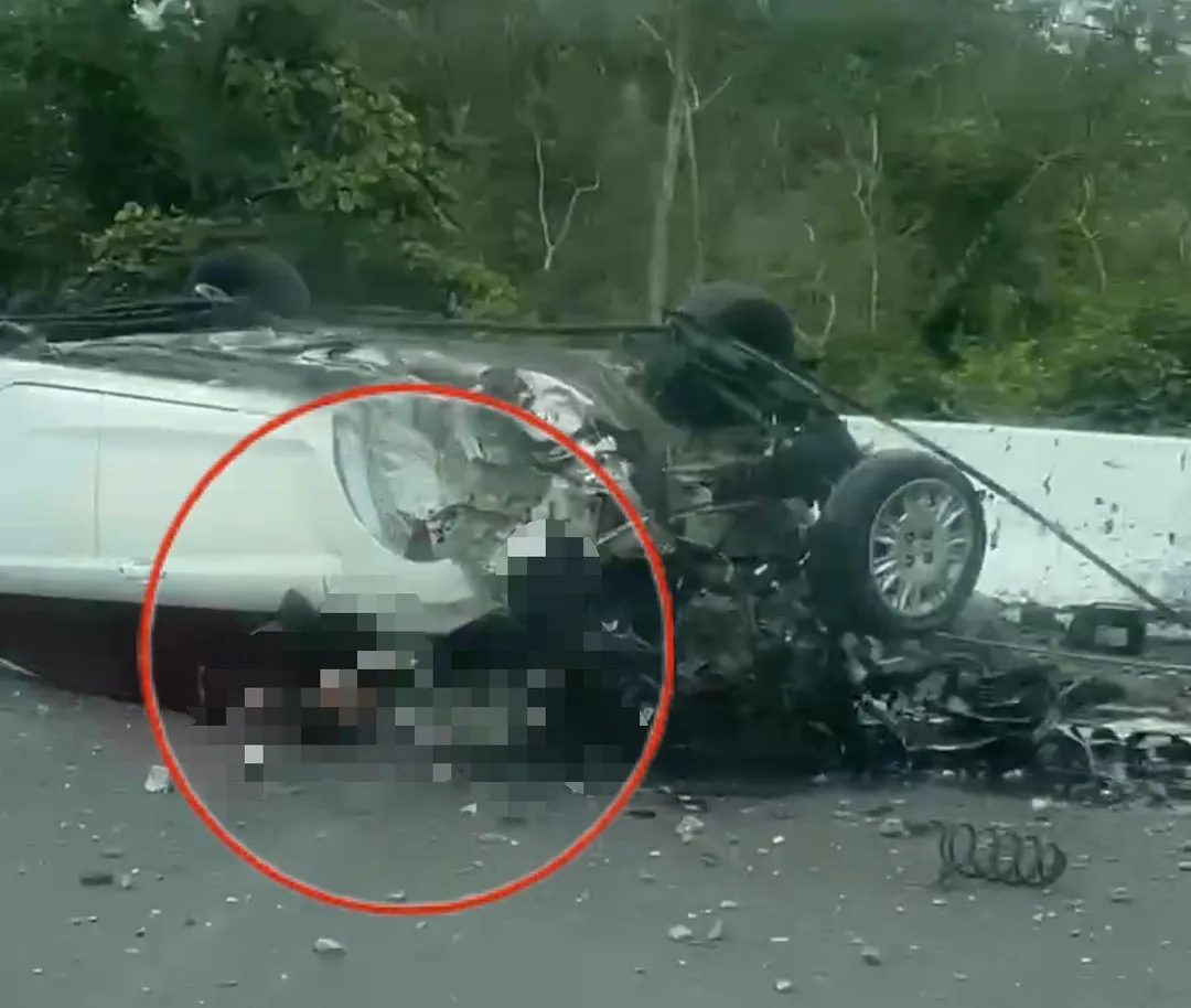台南市佳里區麻佳路三段今(19)日發生嚴重車禍事故,一輛自小客車疑因不明原因自撞後翻覆,駕駛受困車底緊急送醫。(圖/台南道路救援張家班授權提供)