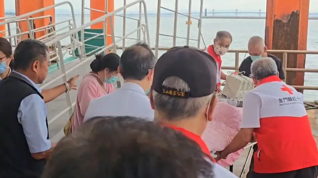 陸籍許姓女遊客19日上午在紅十字會與醫護人員護送下,搭乘最早船班後送至廈門當地醫院繼續治療。(圖/中天新聞)