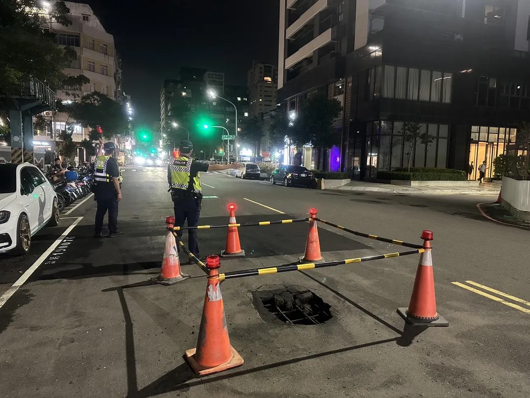 34歲楊姓男子及40歲黃姓男子的自小客車先後行經該路段時，因未及時發現路面坑洞而輪胎受損。（圖／中天新聞）