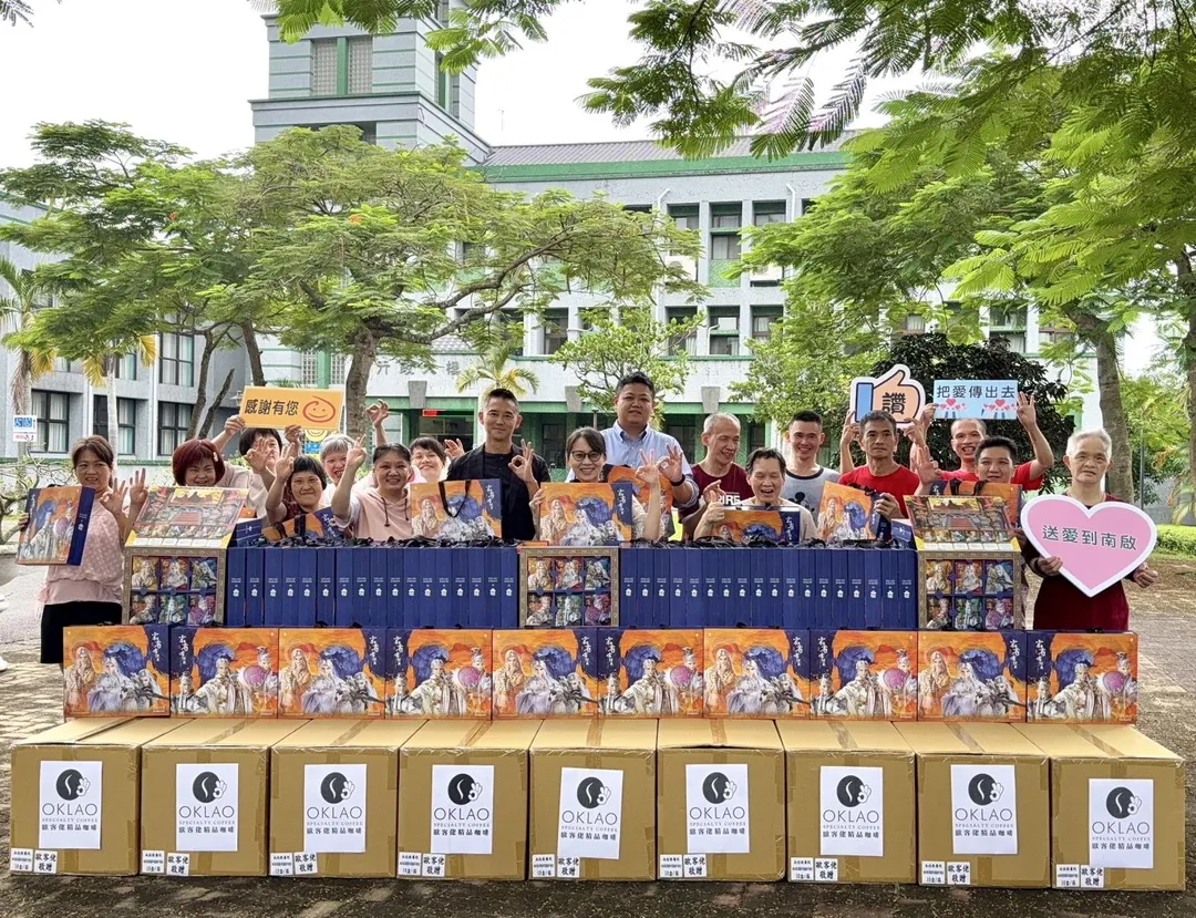 協會朱康震理事長及歐客佬咖啡周銓鉮特助，與南投啟智教養院林梅雅院長（中立戴眼鏡者）、院生合影留念。（圖／衛生福利部南投啟智教養院提供）