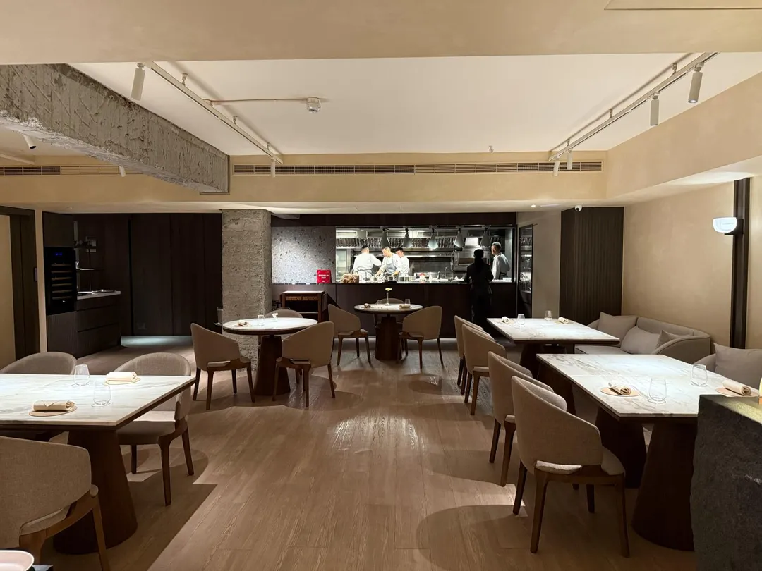 店內也是極簡風設計。(圖/黃宏輝提供)