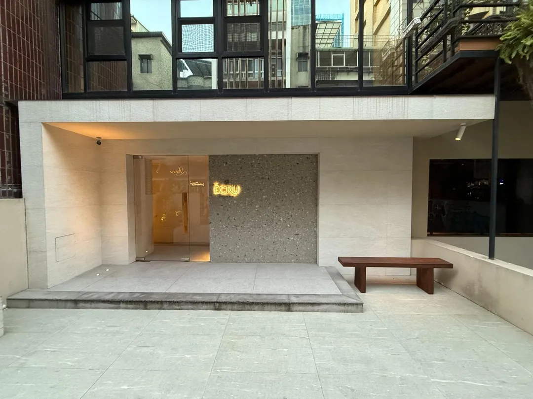 ÉCRU坐落在台北東區巷弄,外觀極簡純白從鬧區中脫穎而出。(圖/黃宏輝提供)
