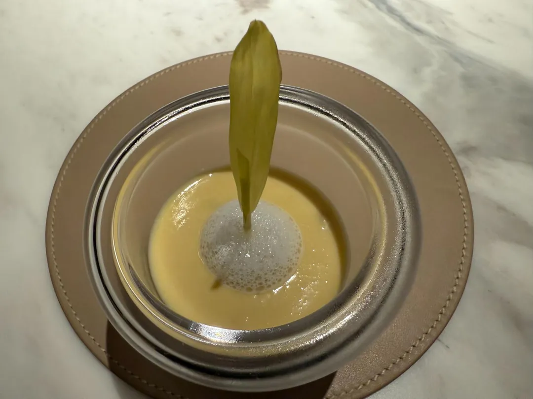 第1道開胃小點立著1根玉米苗。(圖/黃宏輝提供)