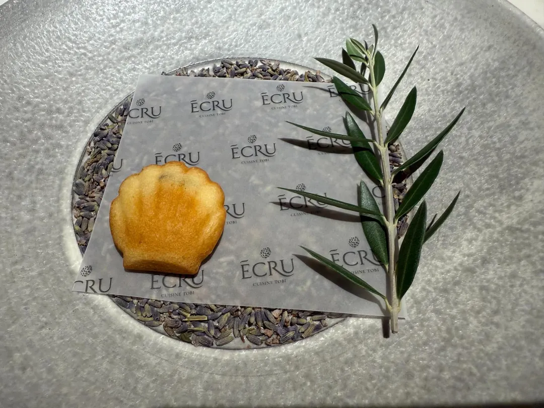 第3道開胃小點乍看就是普通法式瑪德蓮,其中薰衣草香氣顯露不凡。(圖/黃宏輝提供)