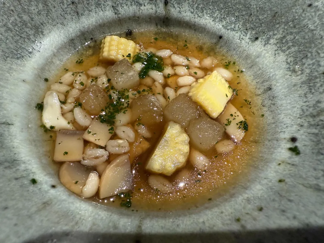 鮮美的蕈菇湯加入台灣在地冬瓜、玉米筍、蘑菇和日本白糥麥一同食用。(圖/黃宏輝提供)