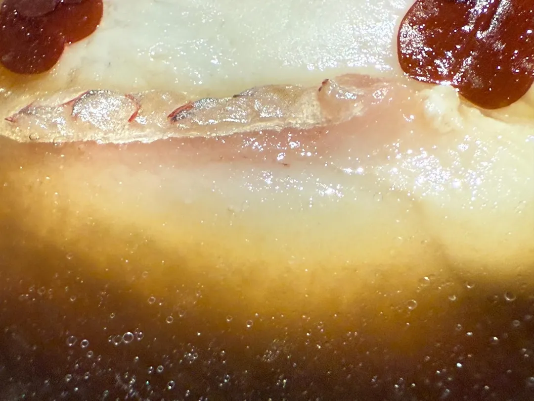 真鯛皮下脂肪出油,在清湯中呈現露珠狀的油點。(圖/黃宏輝提供)