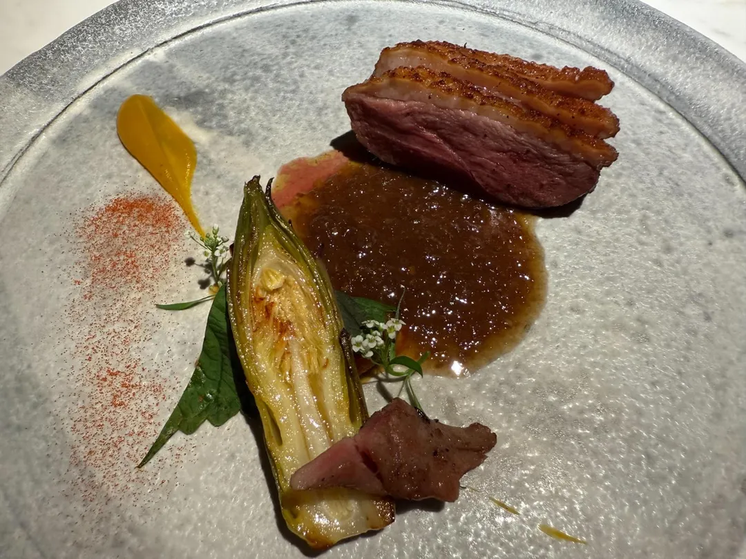 彰化鵝肉塗抹紅酒醋熟成、舒肥再炭烤，逼出鵝油香氣，尤其鵝菲力美味無比。（圖／黃宏輝提供）