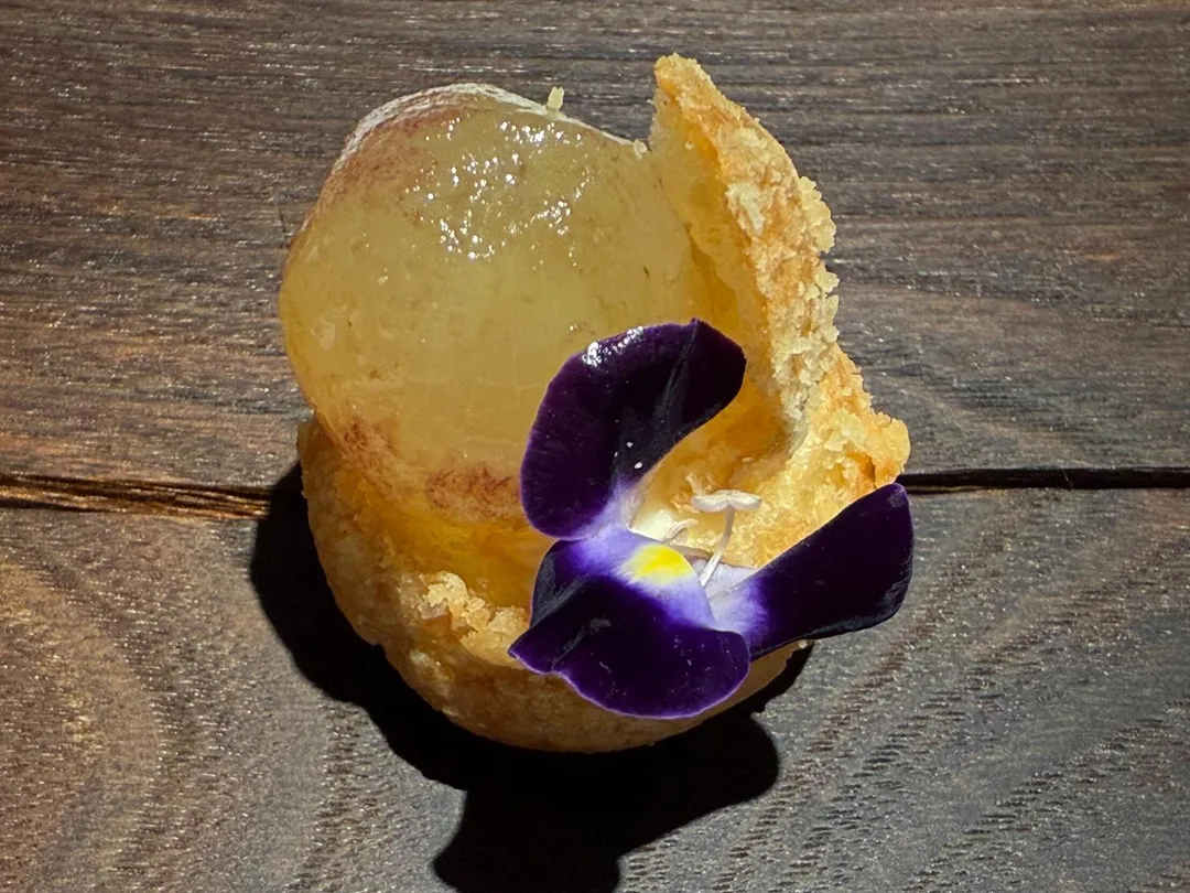 去皮紫葡萄泡芙以白豆沙為內餡。(圖/黃宏輝提供)