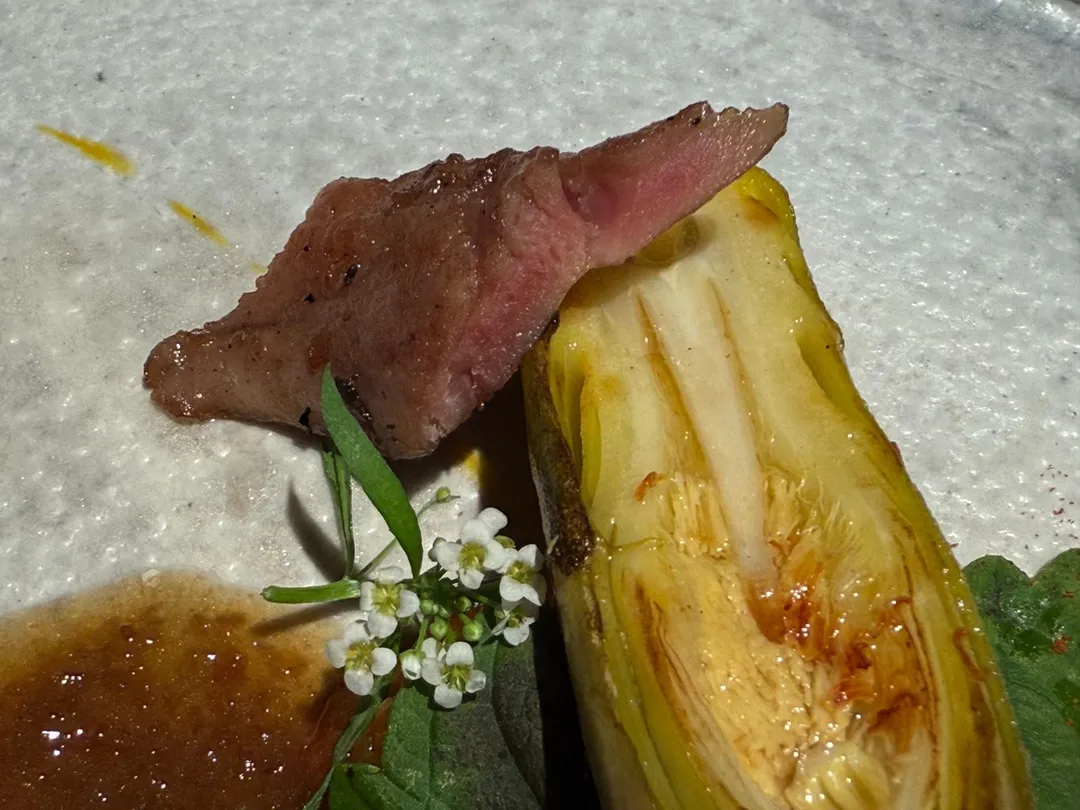 烤火龍果花苞、芝麻葉藏著巴斯克燉菜。(圖/黃宏輝提供)