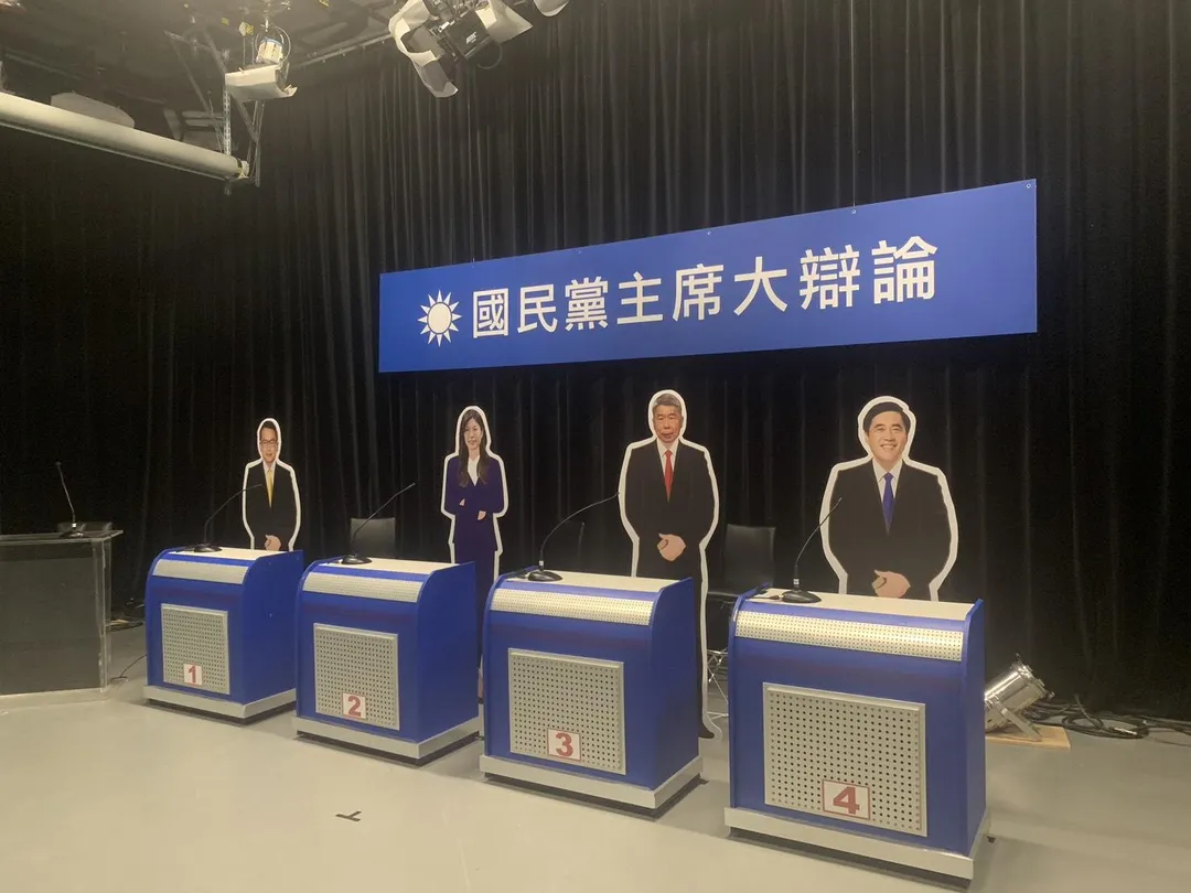 辯論會參選人人形立牌。(圖/中天新聞)