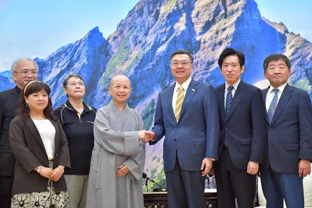 行政院長卓榮泰19日接見釋昭慧一行時表示感謝外，並下令財政部研議增設「不領取」選項可行性，提供多一項選擇以充實國庫。（圖/行政院提供）