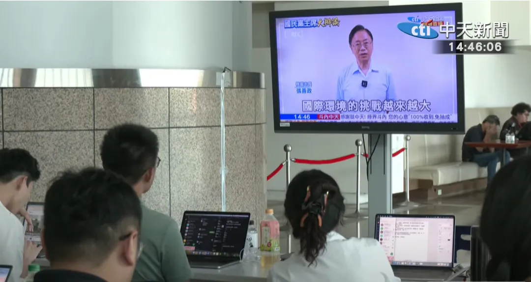 張善政就美台貿易談判、台灣面對傳產出口困境、電力不穩定、中小企業受到嚴重衝擊等問題，提問國民黨如何為台灣下一個20年打造堅實基礎。（圖/中天新聞）
