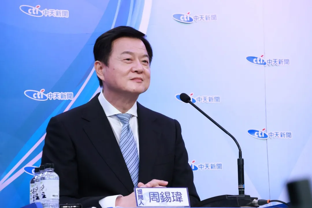 提問人前台北縣長周錫瑋。（圖/中天新聞）